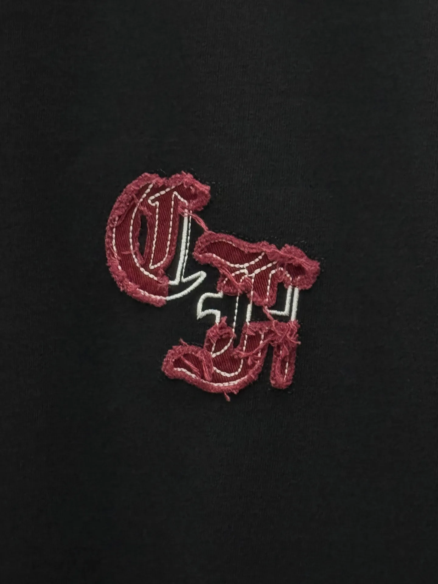 P180 top version, real shot without P, ​​different from market currency) 𝗖𝗵𝗿𝗼𝗺𝗲 𝗛𝗲𝗮𝗿𝘁𝘀/Croxin 2026 spring new original single counter American laser burnt patch embroidered couple short sleeves 👑The highest version! Customized fabric 300 grams, best-selling model at the counter, very comfortable to wear. Accessories: original molded and authenticated collar label ➕ 100% silk wash water label. Genuine purchase-grade original hangtag➕matching hanging rope➕3D hanging beads➕original packaging bag. Craftsmanship: The original version has consistent wiring! The highest version of the armhole matching technique! Color: White Black Size: S M L XL Style No.: 26-2025